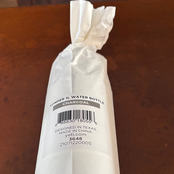 Yeti 1L Water Bottle in charcoal - Picture 4 of 4